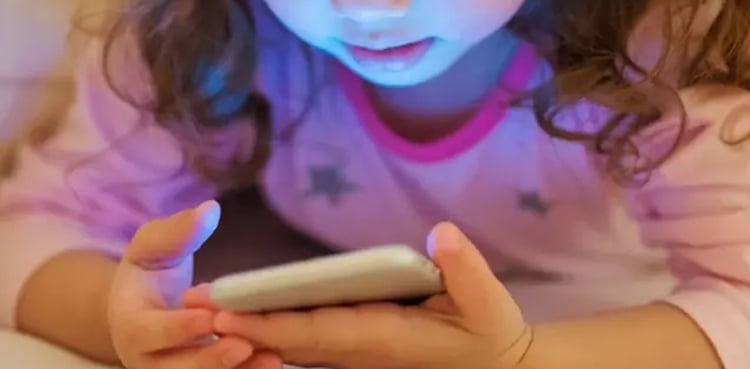 ننھے بچوں کا اسکرین ٹائم کتنا ضروری ہے؟ والدین کیلیے اہم مشورہ