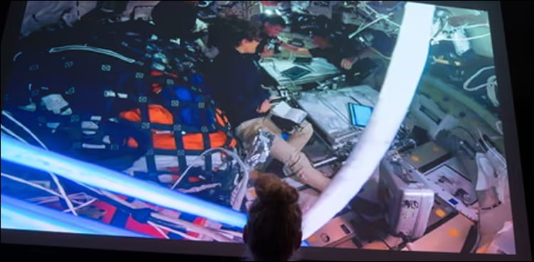 آرٹیمس II کے خلاباز جب چاند کے قریب پہنچے تو انھوں نے کیا دیکھا؟