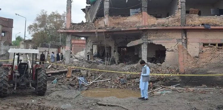 بنوں کے تھانہ ڈومیل پرخوارج کا بزدلانہ خودکش حملہ ناکام ، 5 معصوم شہری شہید