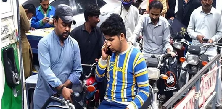 ’’100 روپے فی لیٹر سستا پٹرول‘‘ کن موٹر سائیکلوں‌ کو ملے گا؟ حاصل کرنے کی اہلیت جانیں