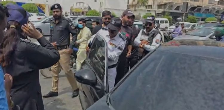 کراچی : تین تلوار پر ٹنٹڈ اور فینسی نمبر پلیٹ والی گاڑی روکنے پر خاتون کی ہنگامہ آرائی