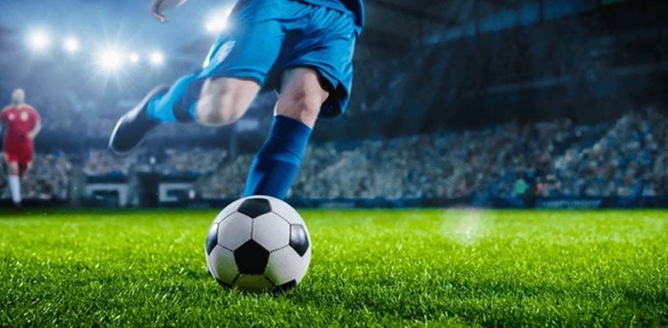 معروف فٹبالر دوران میچ انتقال کرگئے