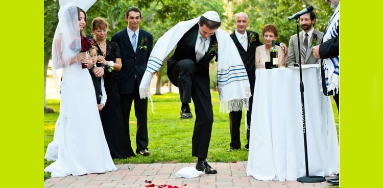 یہودی دولہا شراب کا گلاس کیوں توڑتا ہے؟ یہ رسم ہے یا کوئی پیغام؟