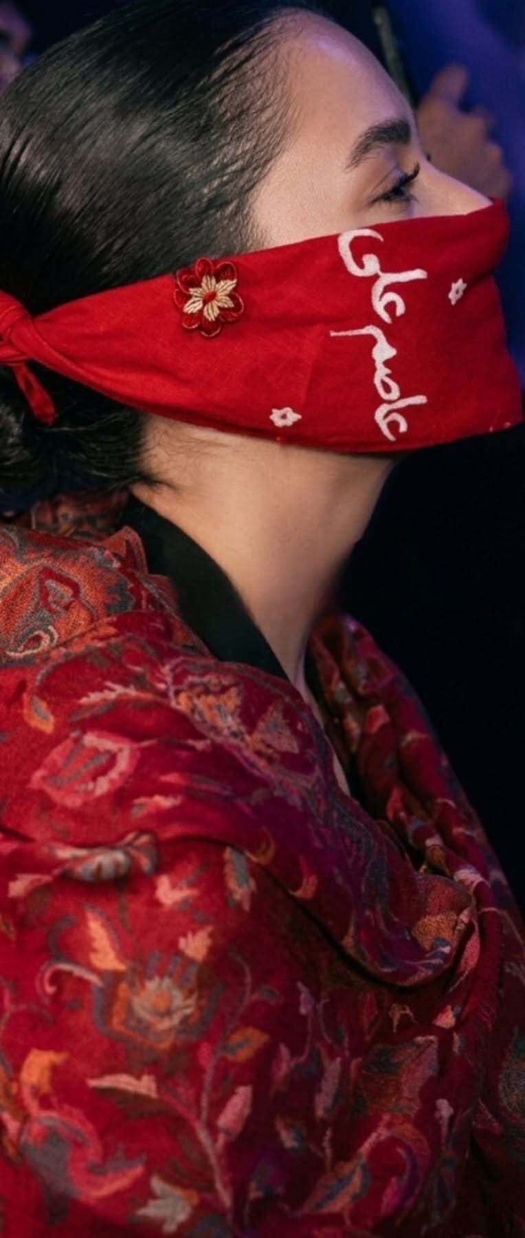 ہانیہ عامر، عاصم اظہر کے نام کا ماسک پہن کر کنسرٹ میں پہنچ گئیں