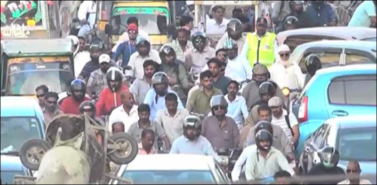 ویڈیو رپورٹ: پاکستان میں چار سالوں میں 14 لاکھ افراد اپنی ملازمتوں سے ہاتھ دھو بیٹھے