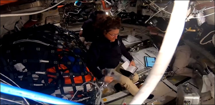 چاند کے گرد چکر لگانے والے امریکی خلائی مشن آرٹیمس II کا زمین سے رابطہ بحال، ٹرمپ کا ٹیلیفونک رابطہ