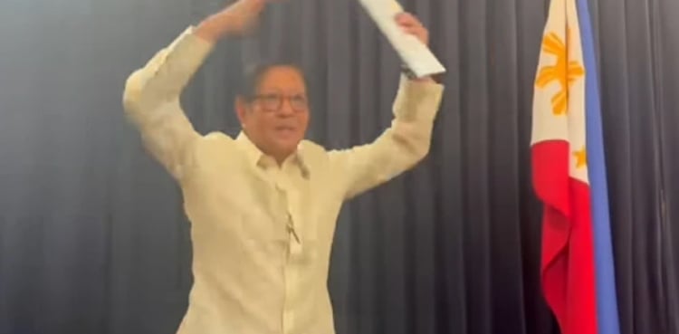 فلپائنی صدر نے پریس کانفرنس میں ’’جمپنگ جیکس‘‘ کیوں لگائیں؟ حیرت انگیز انکشاف