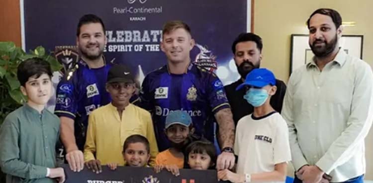 گلیڈی ایٹرز اور قلندرز کی ٹیموں کی کینسر سے متاثرہ بچوں سے ملاقات