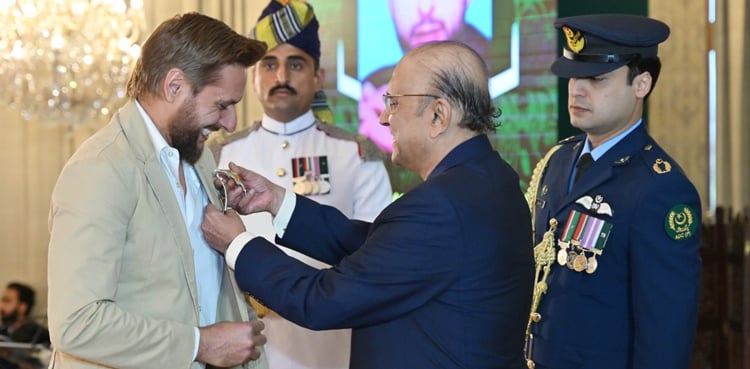 صدر مملکت نے نمایاں خدمات پر مختلف ملکی و غیر ملکی شخصیات کو سول اعزازات سے نواز دیا