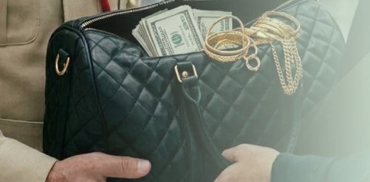 ہزاروں ڈالرز، کئی تولے سونا۔۔ مسافر کو ایئرپورٹ پر گمشدہ بیگ کیسے ملا؟