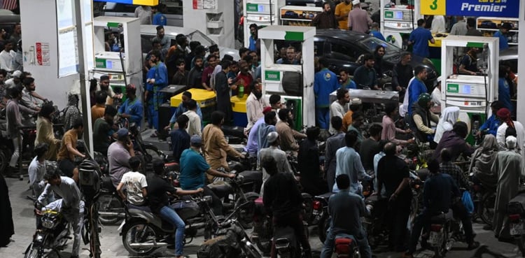پیٹرول کی قیمت : حکومت عوام کو ریلیف فراہم کرسکتی ہے، لیکن کیسے؟ ماہر معیشت نے بتا دیا