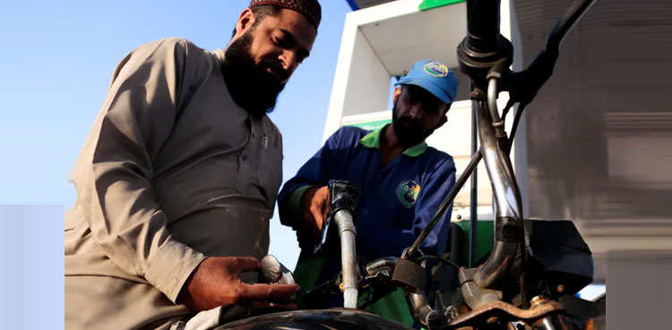 کیا اب موٹر سائیکل بیچ کر سائیکل چلائیں! عوام پیٹرول کی قیمت میں دوبارہ اضافے پر حکومت پر برس پڑی