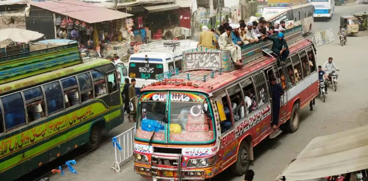 پیٹرول مہنگا ہوتے ہی ٹرانسپورٹرز آپے سے باہر، کرایوں میں خودساختہ اضافہ