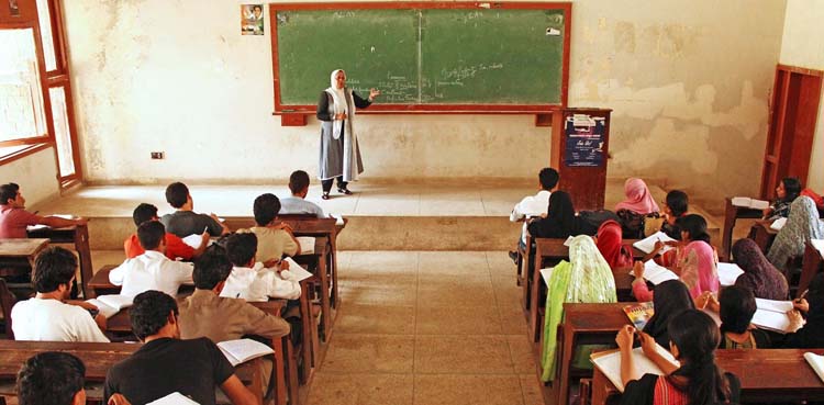 ’اسکولز ٹیچرز کو اب تصاویر ڈیزائن اور ویڈیو ایڈیٹنگ سیکھنا ہوگی‘