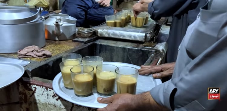 لاہور میں چائے کا انوکھا ہوٹل جہاں صرف اشارے بولتے ہیں