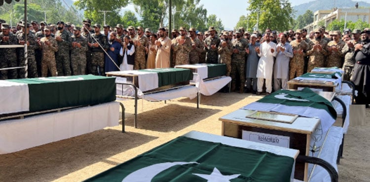 مظفرآباد میں آرمی ایوی ایشن ہیلی کاپٹر حادثے کے شہدا کی نماز