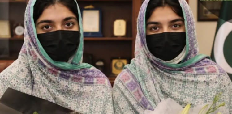 جڑواں بہنوں کا رزلٹ بھی جڑواں، میٹرک میں یکساں نمبر حاصل کیے!
